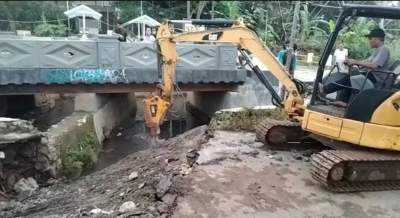 DSDABMBK Tangani Saluran Air Amblas di Puri Pamulang