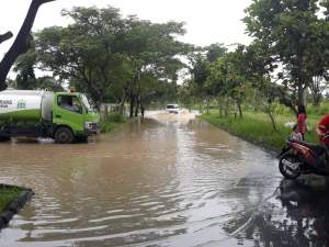 Jalan Menuju Pusat Pemerintahan Kota Serang Tergenang Air