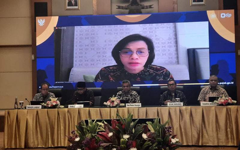 Menkeu Sri Mulyani dalam jumpa pers secara virtual di Kantor Ditjen Pajak, Jakarta, Jumat (24/2/2023).