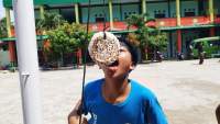 Muhamad Saputra atau Putra, saat ikut perlombaan makan kerupuk acara 17 Agustus di Pondok Pesantren. (Foto ist.)