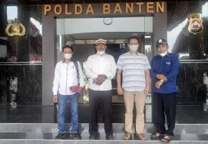 Gabungan Lembaga dan Tokoh Masyarakat Kelurahan Gerem, Kecamatan Grogol, Kota Cilegon melaporkan sejumlah orang ke Polda Banten, Rabu (7/9/2022).