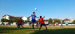 Kapten Ayam Sakit FC, Ramadhan Saputra duel bola udara dengan kapten Ponser FC, Sumarna. Ponser kalah 0-3 pada perebutan tiket semi final Paku Jaya Cup 9 tahun 2024.