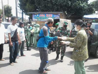 Lawan Corona, Denhubrem Beserta Persit Korem 064/MY Banten Bagikan Ratusan Masker Dan Sembako