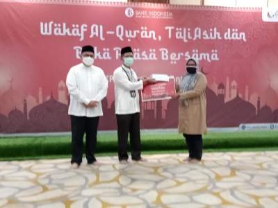 Program BI Religi, Kantor Perwakilan BI Banten Berikan Wakaf Al Quran dan Tali asih