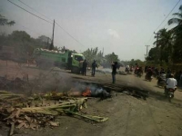Banyak Memakan Korban, Warga Blokir Jalan Dari Semalam
