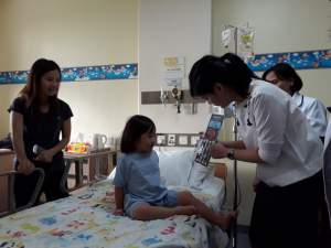 Peringati HAN 2018, Siloam Hospitals Karawaci Bagi Hadiah Untuk Pasien Anak