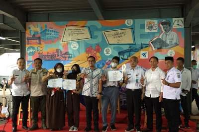 Wakil Walikota Tangsel, bersama beberapa Kepala OPD dan siswa