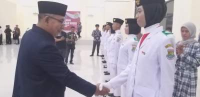 Camat Saedaman Kukuhkan 24 Anggota Paskibra Tingkat Kecamatan Solear