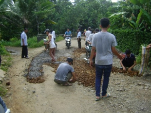 Warga Kumpulkan Iuran Perbaiki Jalan