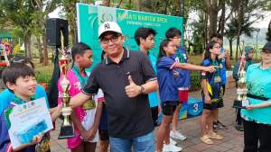 Asintel Kejati Banten Serahkan Piala Kejuaraan Renang
