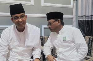 Ketua DPD PKB Banten Ahmad Fauzi (kanan) saat mendampingi Anies Baswedan (kiri) di Ponpes Albadar, Desa Dangdeur, Kecamatan Balaraja, Kabupaten Tangerang, Rabu (24/10/2023).