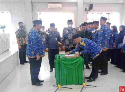 Bupati Pasaman H.Benny Utama sedang menyaksikan penandatanganan berkas berita acara pelantikan