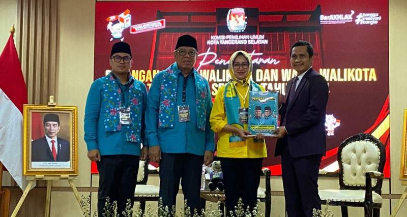 Ketua DPD ll Golkar Tangsel yang juga Cagub Banten, Airin Rachmi Diany, serahkan berkas persyaratan Ben - Pilar kepada Ketua KPU Tangsel, M Taufiq MZ.