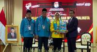 Ketua DPD ll Golkar Tangsel yang juga Cagub Banten, Airin Rachmi Diany, serahkan berkas persyaratan Ben - Pilar kepada Ketua KPU Tangsel, M Taufiq MZ.