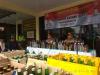 Polsek Kragilan Musnahkan 1.020 Botol Miras