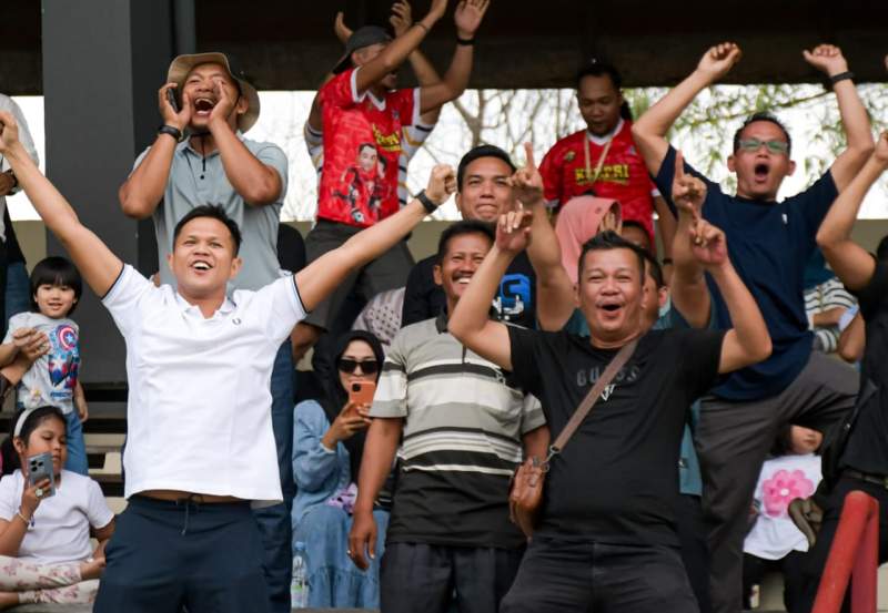 Calon Wakil Bupati Serdang Bedagai, Adlin Tambunan terlihat semangat saat tim. Korpri Sergai menang