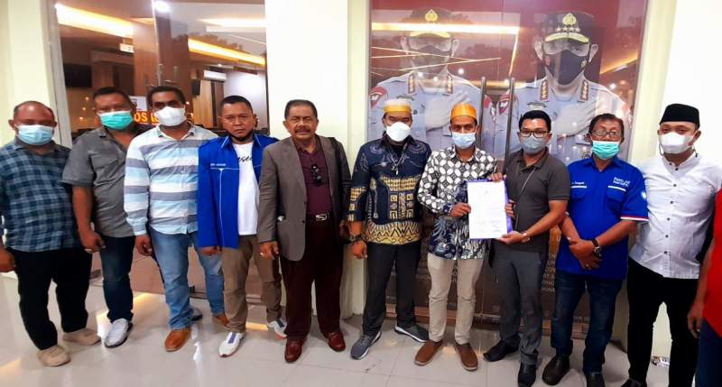  Asropi Setiawan bersama pengacara dan kuasa ahli waris saat laporkan balik kasus dugaan pencemaran nama baik dan dugaan penyebaran berita bohong di Polres Tangsel.