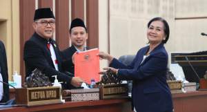 Anggota Fraksi PDI Perjuangan Made Laksmi Pusparini serahkan berkas pandangan fraksi kepada Wakil Ketua DPRD Tangsel, Iwan Rahayu.