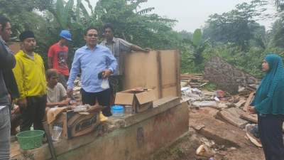 Tinjau Korban Rumah Roboh, Anggota Dewan Yaya Ansori Berikan Bantuan