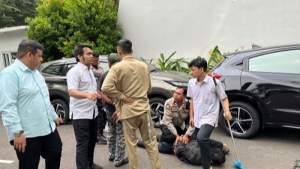 Terduga pelaku penembakan Gedung MUI Pusat, Jakarta, saat dibekuk usai kejadian, Selasa (2/5/2023).