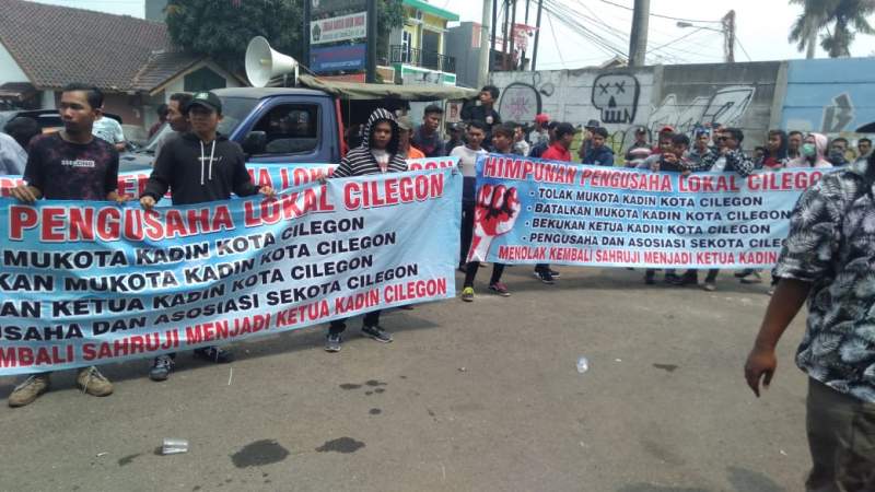 Mukota Kadin Cilegon Dianggap Tidak Netral, Pengusaha Cilegon lakukan Aksi Depan Kadin Banten