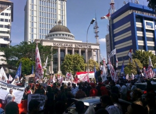 Ribuan Massa Probowo-Hatta Serbu Gedung MK