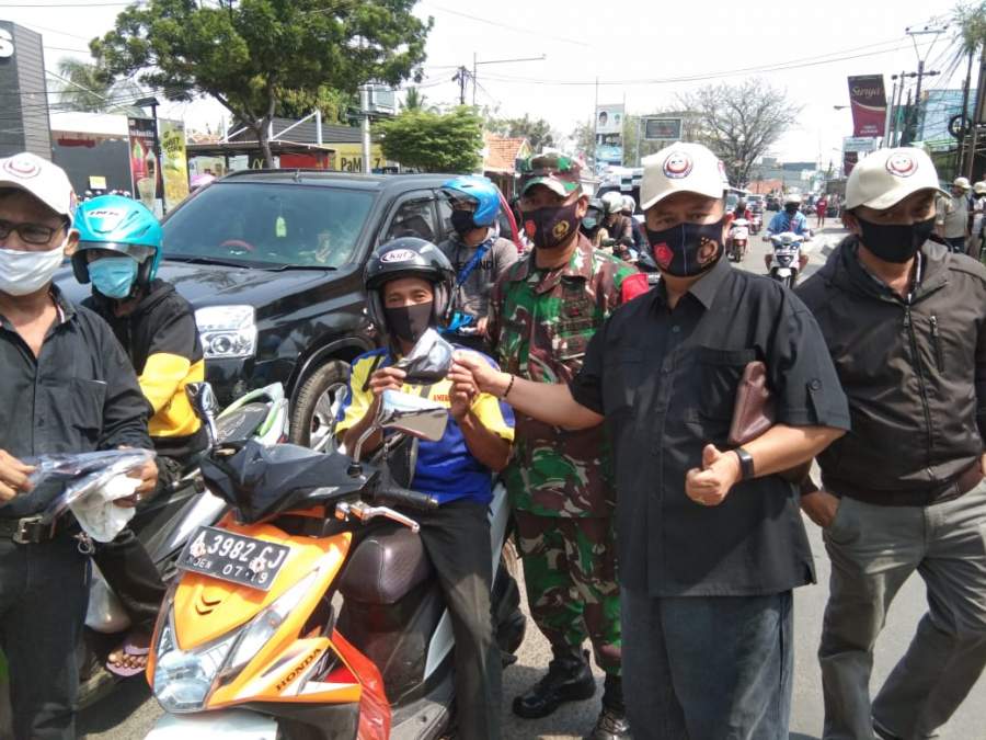 Peduli Covid 19 DPD IKM Kota Serang Bagikan 5000 Masker