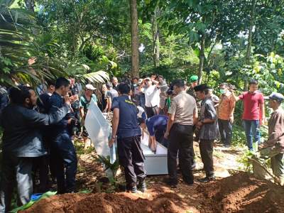 Polda dan Pemrov Banten Laksanakan Pemakaman Korban Jenazah Tsunami Selat Sunda&nbsp;