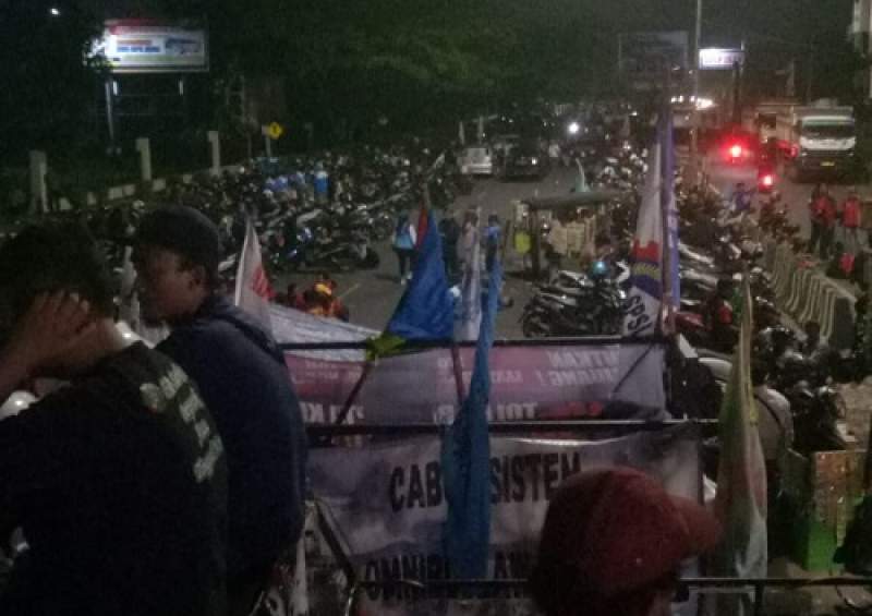 Kawal Upah, Ribuan Buruh Bertahan di Banten Hingga Larut Malam