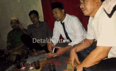 Camat Jawilan Agus Saepudin saat menyambangi rumah korban tewas tersambar petir.