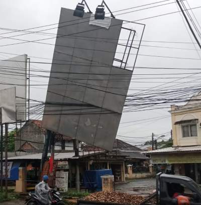 papan reklame nyaris roboh.