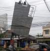 papan reklame nyaris roboh.
