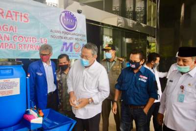 APIKI BERI BANTUAN MASKER KE PEMKOT TANGSEL