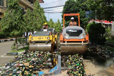 Puluhan Ribu Botol Miras Dimusnahkan