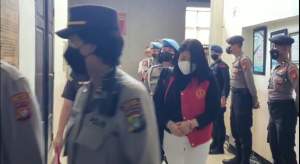 Terdakwa Putri Candrawathi menuju ruang sidang Pengadilan Negeri Jakarta Selatan, Selasa (29/11/202).