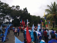 Tuntut Upah Sektoral, Buruh Geruduk kantor Bupati