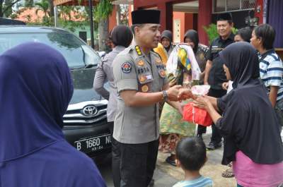 Senyum bahagia, Sambut Kedatangan Tim Jumat Barokah Polda Banten