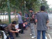 Tak Kunjung Keluar, Massa Demonstran Bertahan Tunggu Bupati