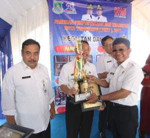 Wakil Wali Kota Tangerang Sachrudin memberikan piala saat pameran perpustakaan dan kearsipan. 