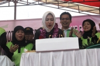 Serpong- Walikota Tangsel, Airin meniup lilin HUT ke-5 Tangsel dalam acara Jalan Sehat,Selasa (26/11)dt