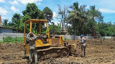 Satpol PP Segel 2 Alat Berat dan 10 Truk Tanah di Legok Dan Panongan