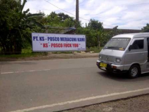 Spanduk Keras yang di pasang oleh warga untuk PT POSCO