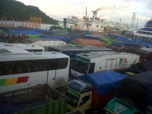 H-6 Jelang Lebaran Pelabuhan Merak Mulai di Padati Kendaraan Roda Empat