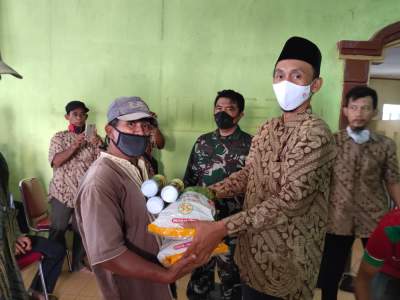 Pemdes Buaran Jati Berikan Benih Dan Pupuk Cair ke Petani