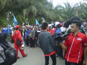 Jl. Surya Dharma Menuju Bandara Soetta Diblokir Buruh