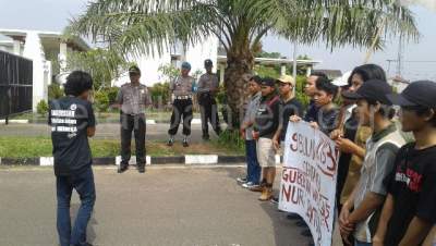 Gubernur WH Dikritik Mahasiswa