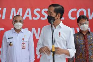 Zaki Dampingi Jokowi Tinjau Vaksinasi di Sport Centre Kelapa Dua