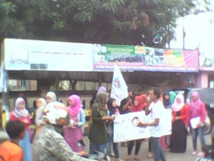 Peringatan Hari Ibu, Himata IAIN SMH Banten Bagikan Bunga Mawar