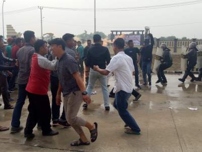 Massa Aksi Anarkis dan brutal,  Personel Gabungan Polres Serang Berhasil Pukul Mundur Massa