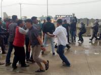 Massa Aksi Anarkis dan brutal,  Personel Gabungan Polres Serang Berhasil Pukul Mundur Massa